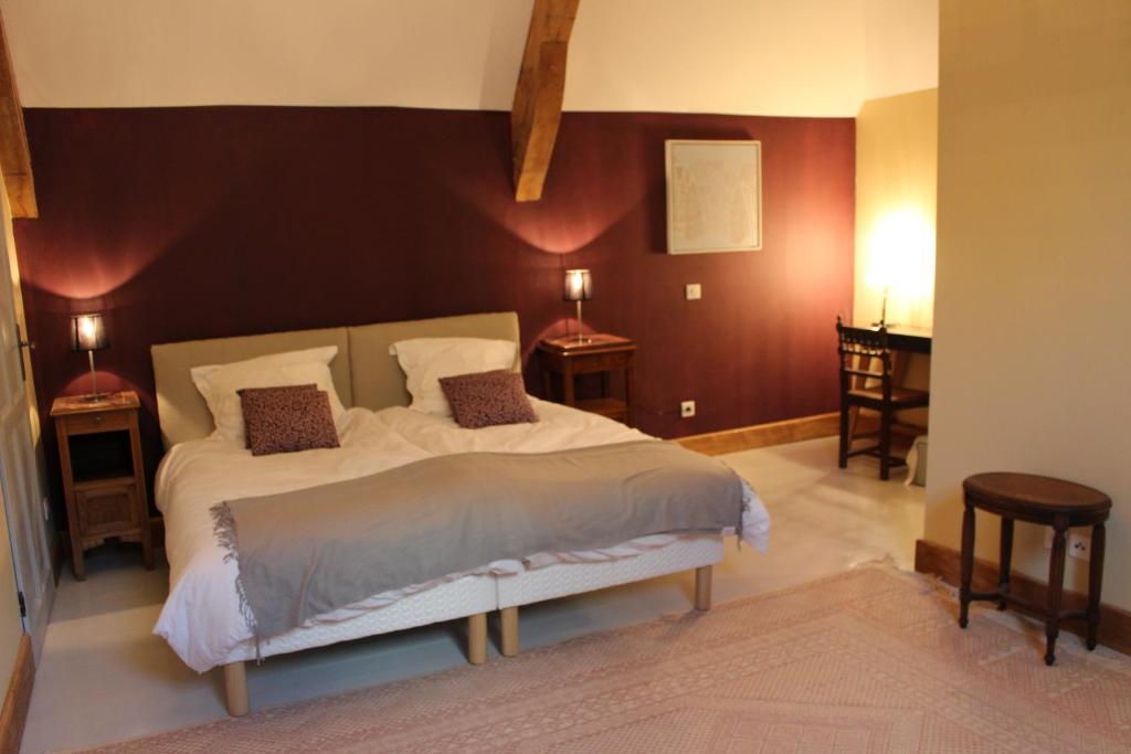 Postel nebo postele na pokoji v ubytování Ferme-Château de Cordey & Spa
