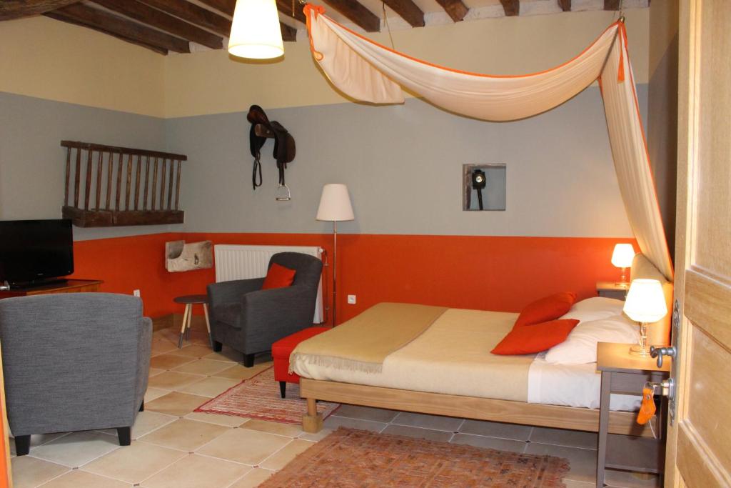 Postel nebo postele na pokoji v ubytování Ferme-Château de Cordey & Spa