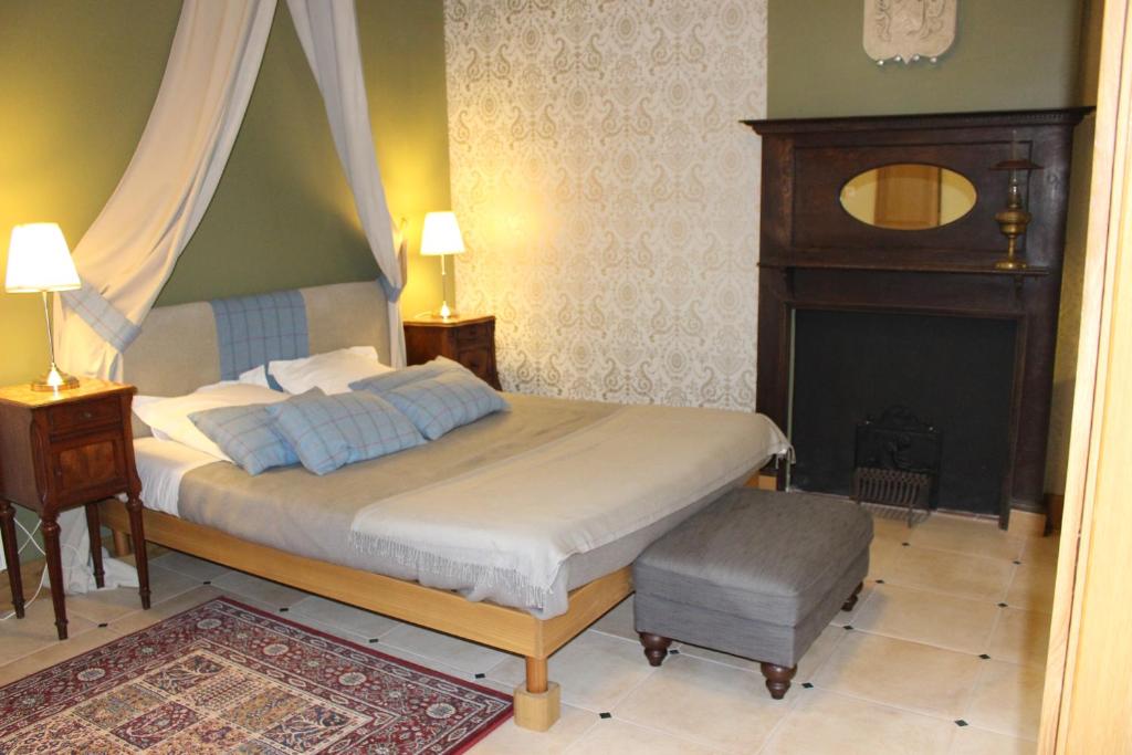 Postel nebo postele na pokoji v ubytování Ferme-Château de Cordey & Spa