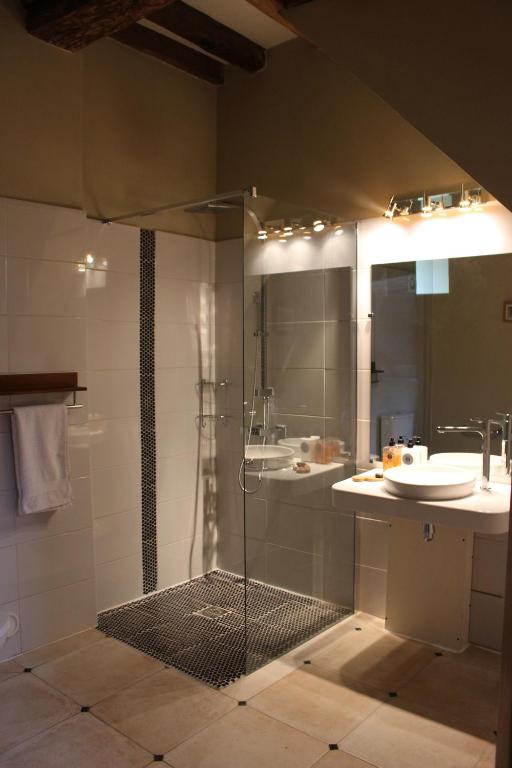 Koupelna v ubytování Ferme-Château de Cordey & Spa