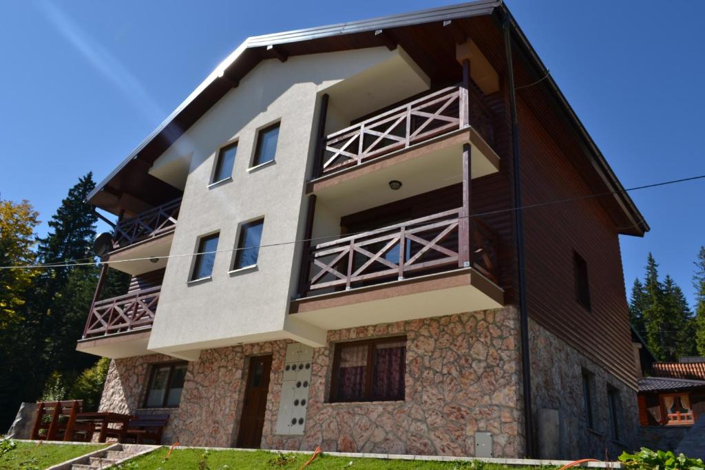 una imagen de una casa con un edificio en Apartment Gorski javor, en Jahorina
