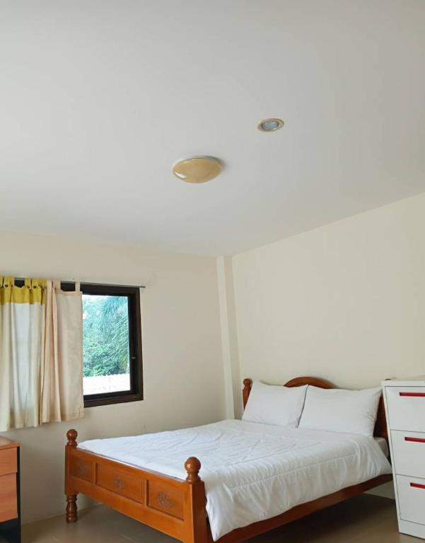 a bedroom with a bed and a window at KODO Guest House in Nathon Bay
