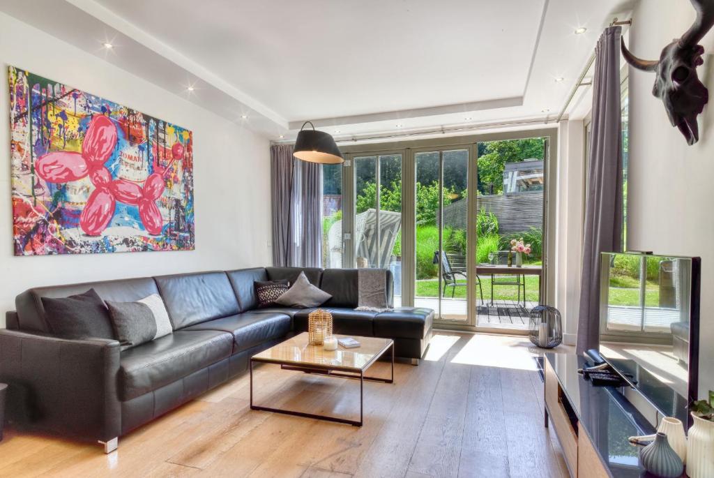 a living room with a couch and a table at Ferienwohnung Baltic Lounge in der Villa Amalie Binz in Binz