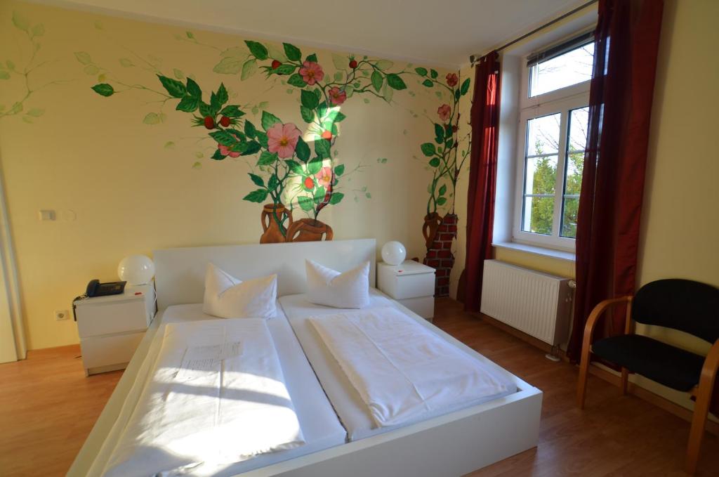 Postel nebo postele na pokoji v ubytování Gästehaus Villa Seraphinum