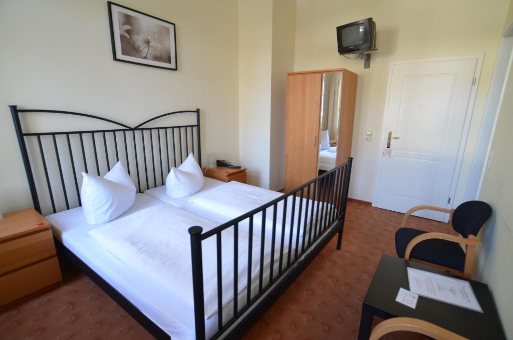 Postel nebo postele na pokoji v ubytování Gästehaus Villa Seraphinum