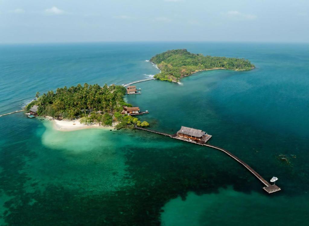 Full Moon Private Island