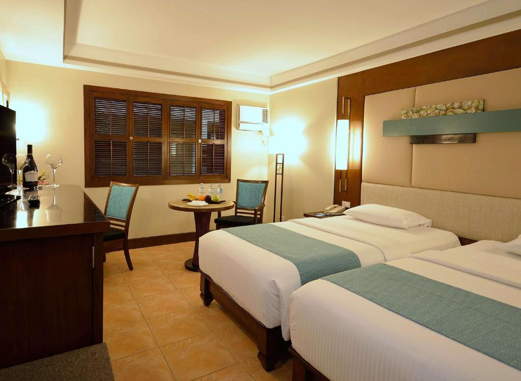 Postel nebo postele na pokoji v ubytování Henann Regency Resort and Spa
