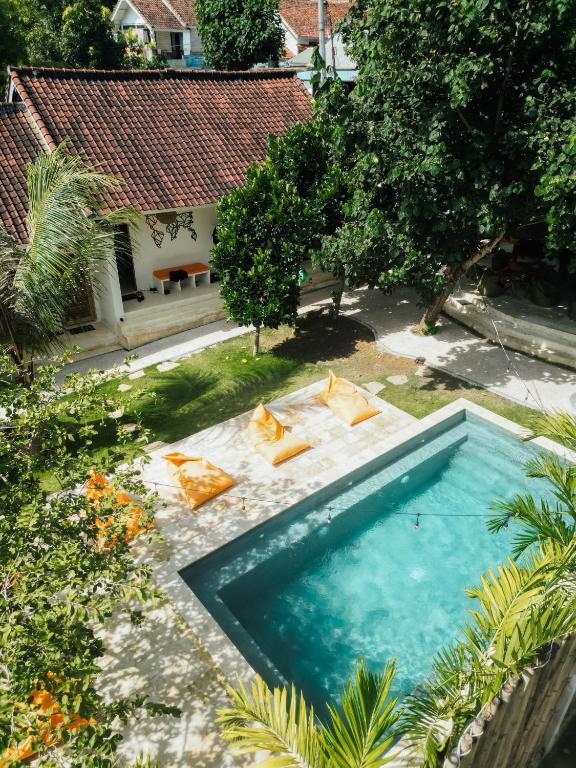 an overhead view of a swimming pool in a yard at Lost Inn Kuta Capsule Hostel in Kuta Lombok