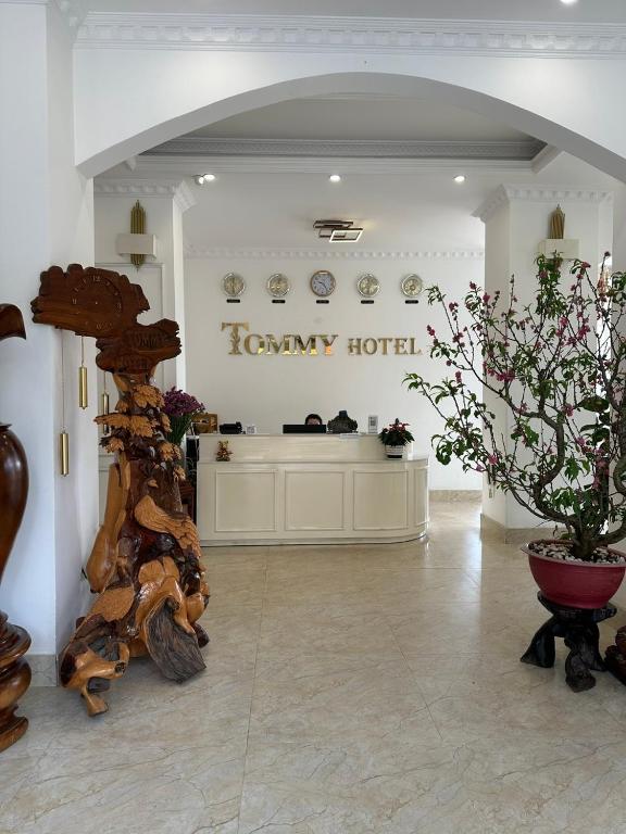 a lobby with a honey hotel sign on the wall at Tomy Khe Sanh Đà Lạt in Ấp Ða Lợi