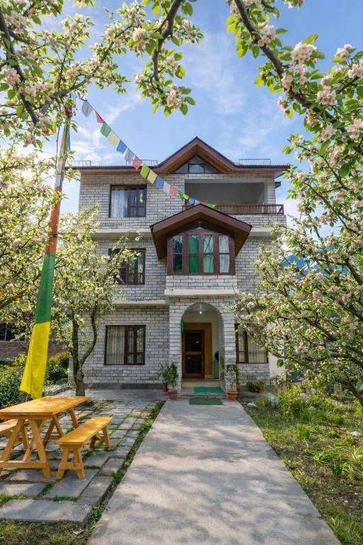 a house with a picnic table in front of it at Zeyul Homes in Manāli