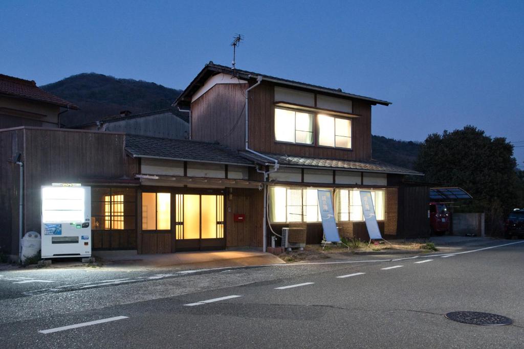 a house with its lights on on a street at Hareumi in Tamano