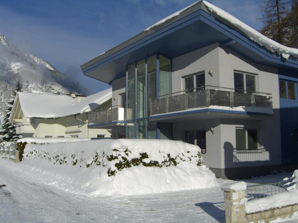 レンゲンフェルトにあるAppartement Granbichler Siegfriedの雪の家