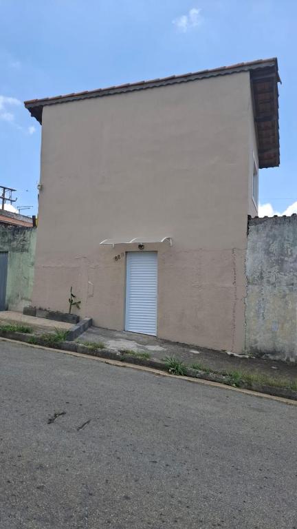 a white building with a door on the side of it at Kitnet Duplex Ibiúna in Ibiúna