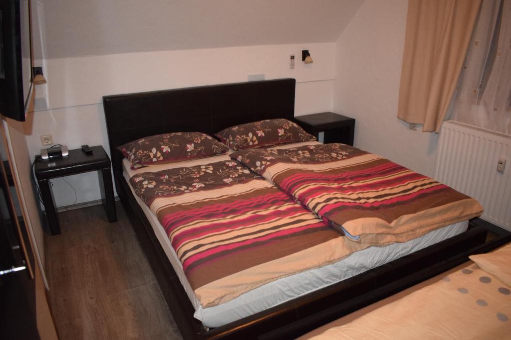 uma cama grande num pequeno quarto com em Apartment Borovnica em Moravske Toplice