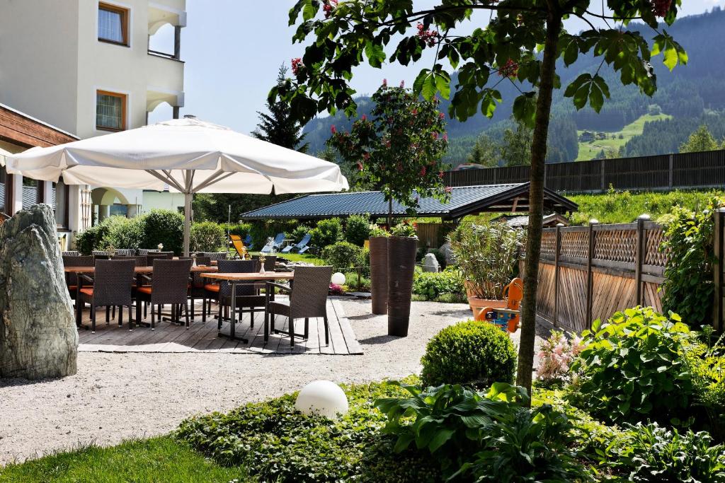 Nespecifikovaný výhled na hory nebo výhled na hory při pohledu z hotelu