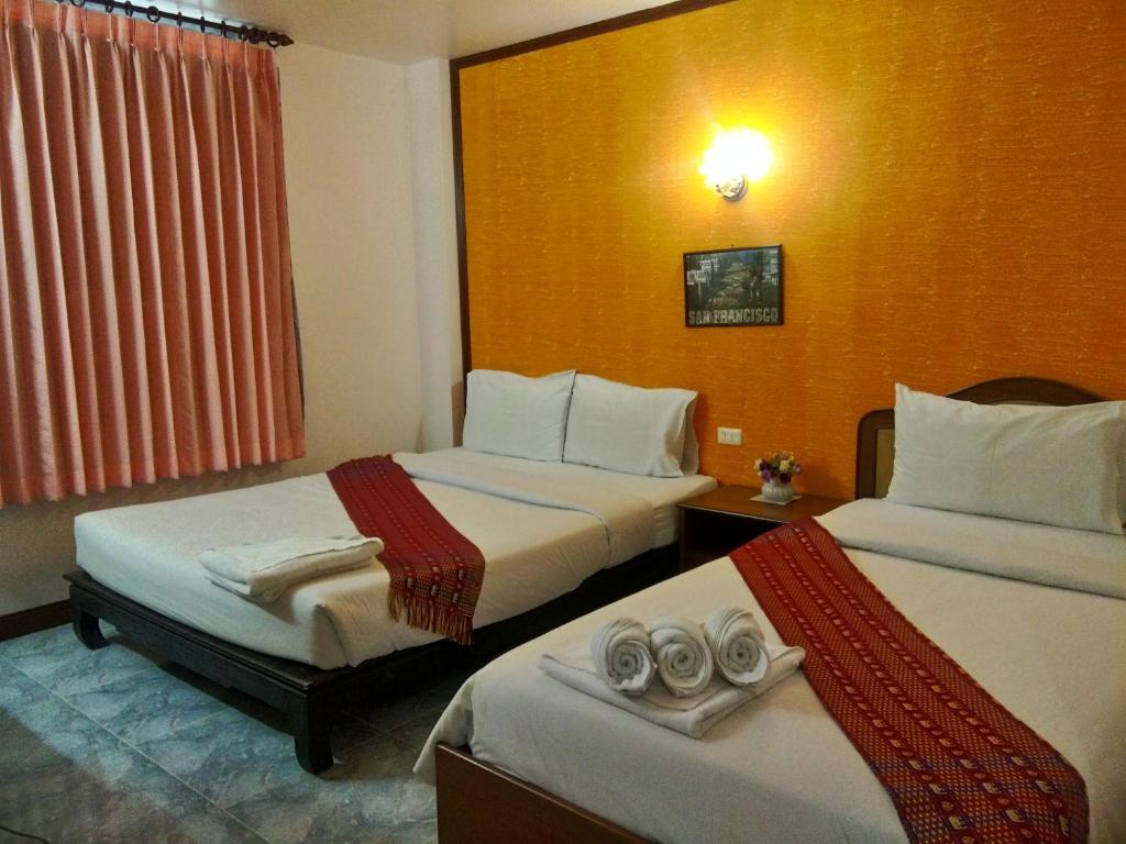 Postel nebo postele na pokoji v ubytování Thepparat Lodge Krabi