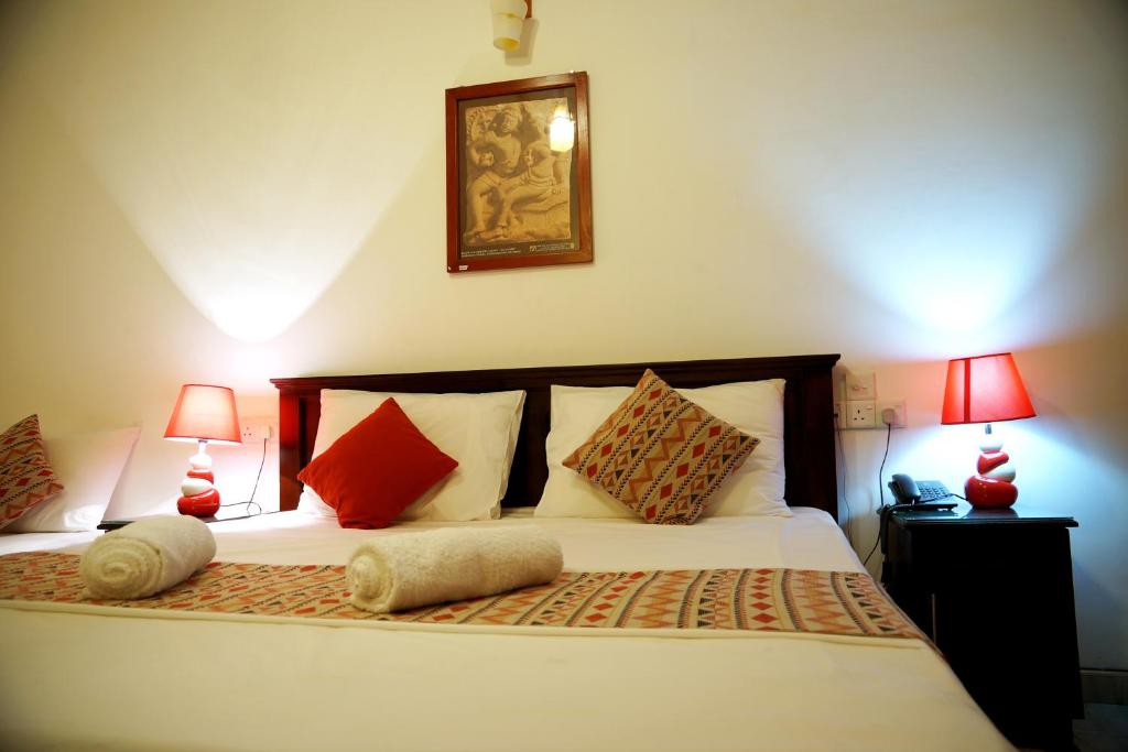 Postel nebo postele na pokoji v ubytování Kandy Moon Hills Hotel
