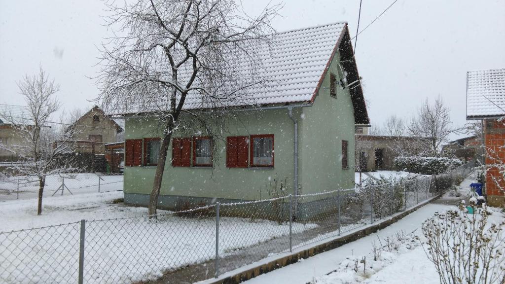 Bakina kućica - Grandma's cottage v zime