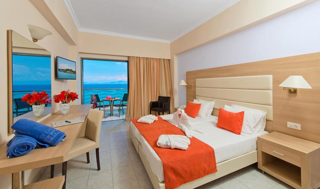 Pokój z łóżkiem i widokiem na ocean w obiekcie Belair Beach Hotel w miejscowości Ixiá