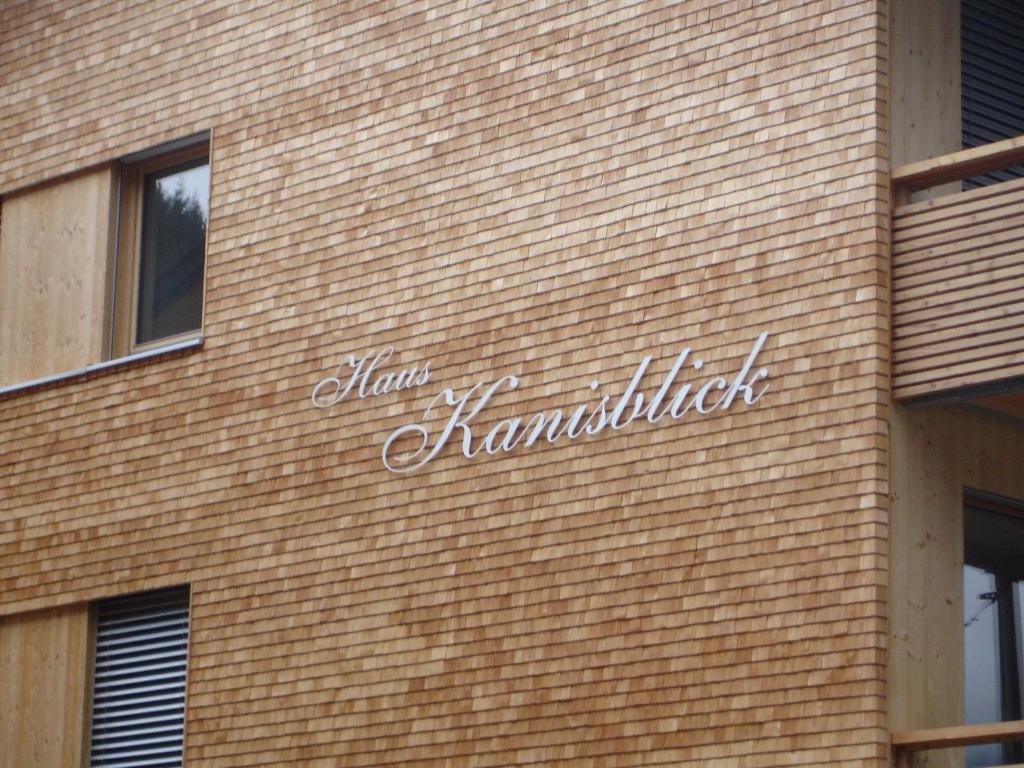 una señal en el lateral de un edificio de ladrillo en Haus Jelini, en Schnepfau