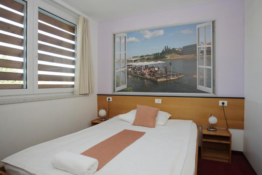 Postel nebo postele na pokoji v ubytování Hotel Tabor Maribor
