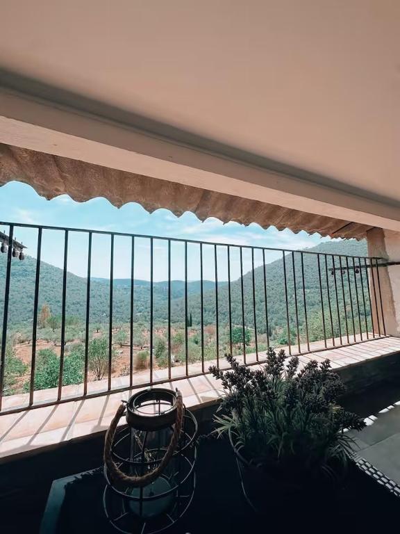 a balcony with a view of the ocean at Duplex de Charme en Provence, Vue Imprenable in Bargemon