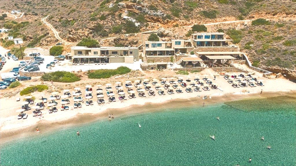 Luftaufnahme eines Ferienresorts am Strand in der Unterkunft Spathi Beach Suites Kea in Spathi 