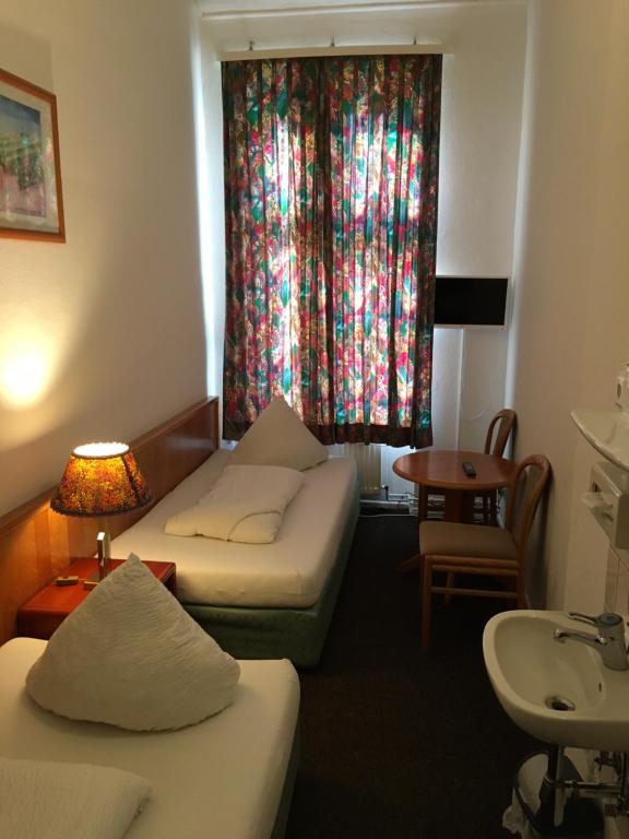 Postel nebo postele na pokoji v ubytování Hotel-Pension Adamshof