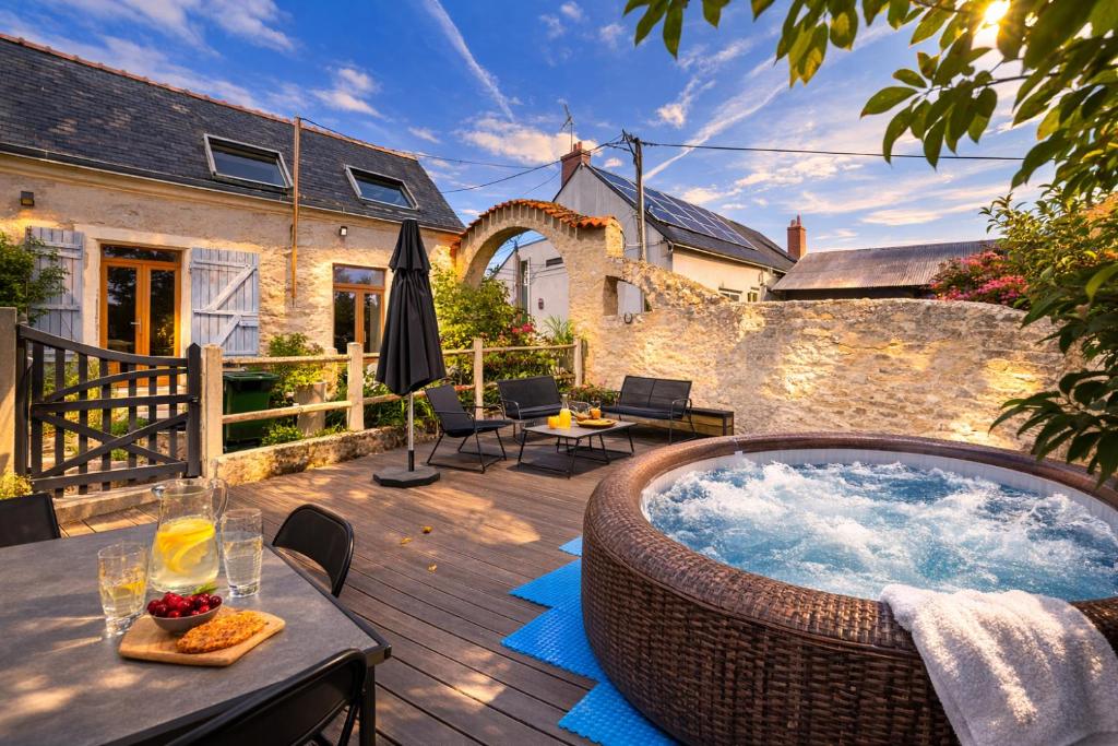 a hot tub on the deck of a house at Gîte climatisé avec jacuzzi privé & terrasse - jusqu'à 7 pers entre Blois et Amboise in Chouzy-sur-Cisse