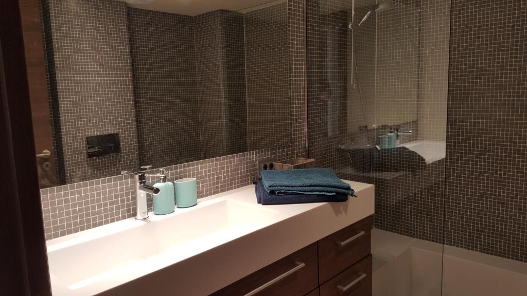Kúpeľňa v ubytovaní Captains 2-Bedroom Suite in Athens Nea Smyrni