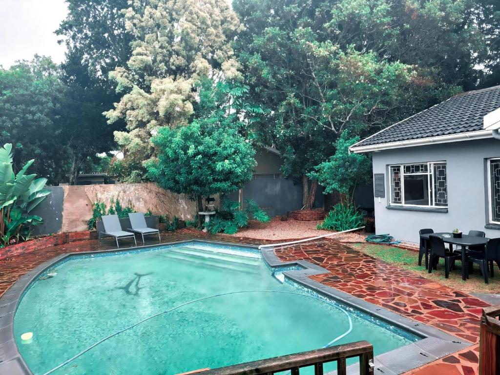 una piscina nel cortile sul retro di una casa di 208 On Circular a Lorraine