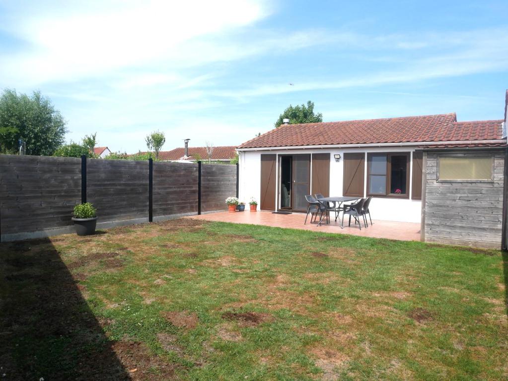 a backyard of a house with a fence at Zeepolder I 129 in De Haan