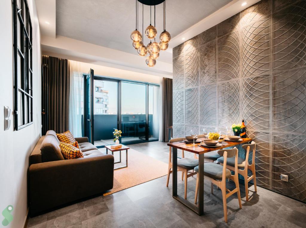 a living room with a table and a couch at HANZA Pionier 2 pokoje i balkon SPA & Pool Parking by stayly in Szczecin