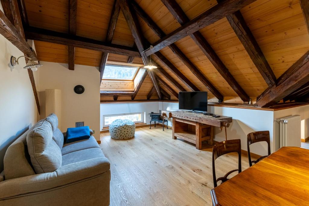 ein Wohnzimmer mit Sofa und Klavier in der Unterkunft Corleta 2 in Ovaro