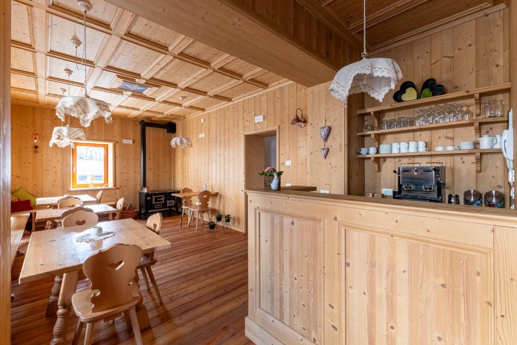 una cucina e una sala da pranzo con tavolo e sedie di Alpedale a Ovaro