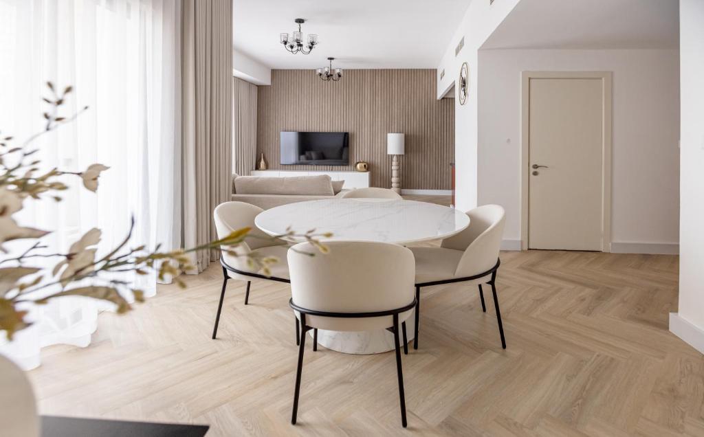 Stylish and elegant 1 bedroom by the JBR beach! Bahar در دبی