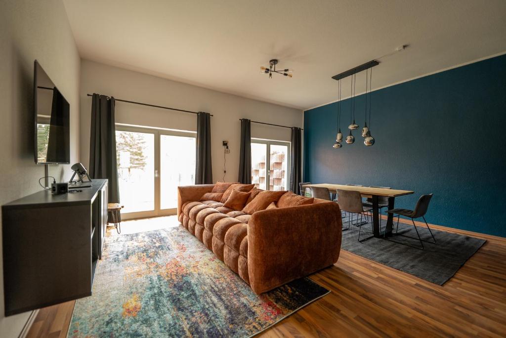 a living room with a couch and a table at Fabrik68 - ganzes Haus 3 Schlafzimmer 2 Bäder in Peitz