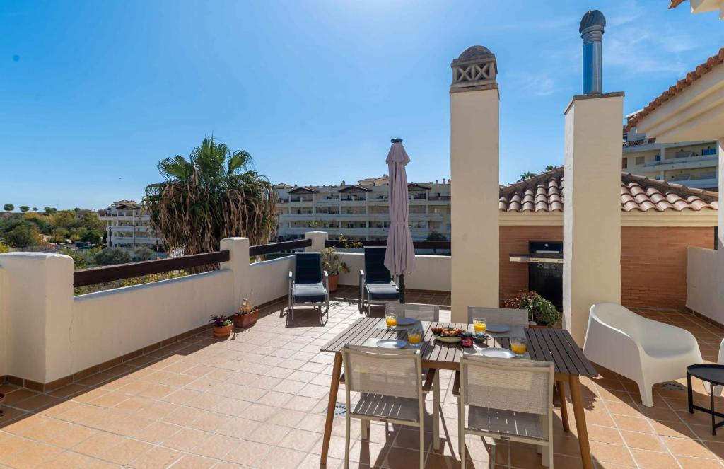 Large Penthouse with big terrace and great views, Easy walk to Restaurant, Folf and Padel