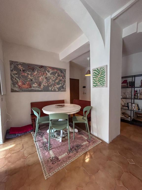 a dining room with a table and four chairs at Casa Laura in Modigliana