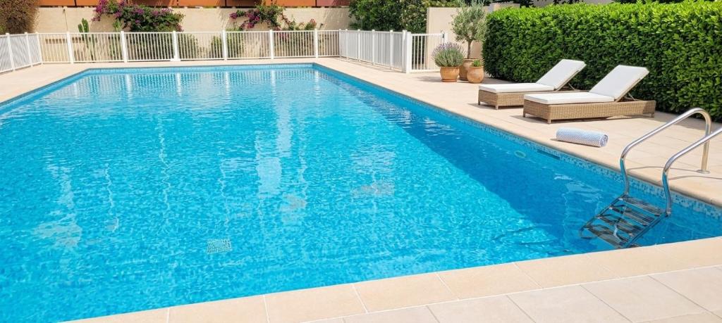 T2 au calme avec piscine, tennis, parking