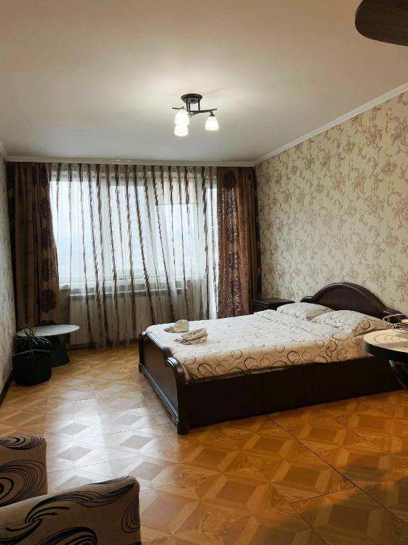 a bedroom with a large bed and a window at Apartament Piatra Neamț Centru in Piatra Neamţ
