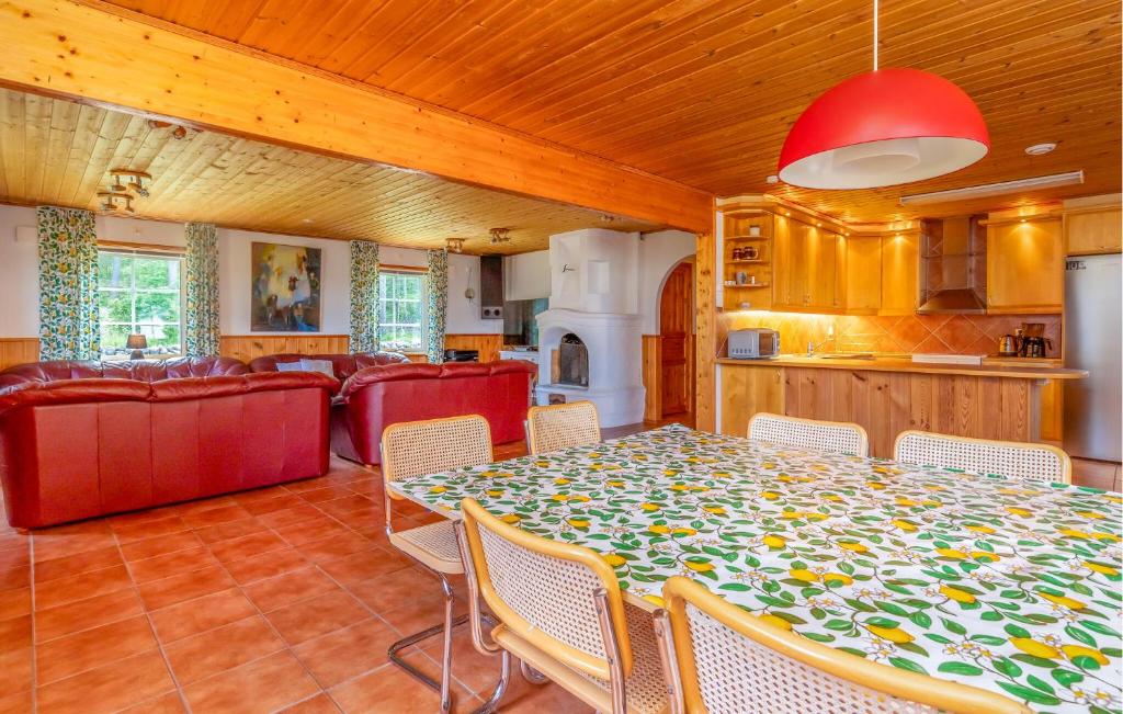 Lovely Home In Byxelkrok With Sauna