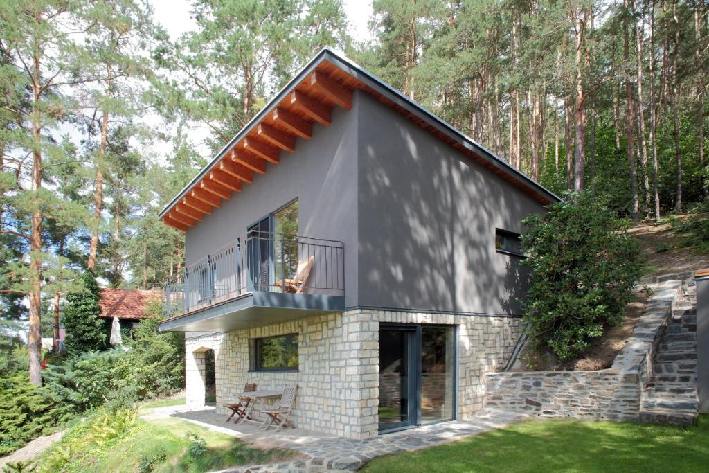 a house in the woods with a balcony at Chata Nola Slapy in Křečovice