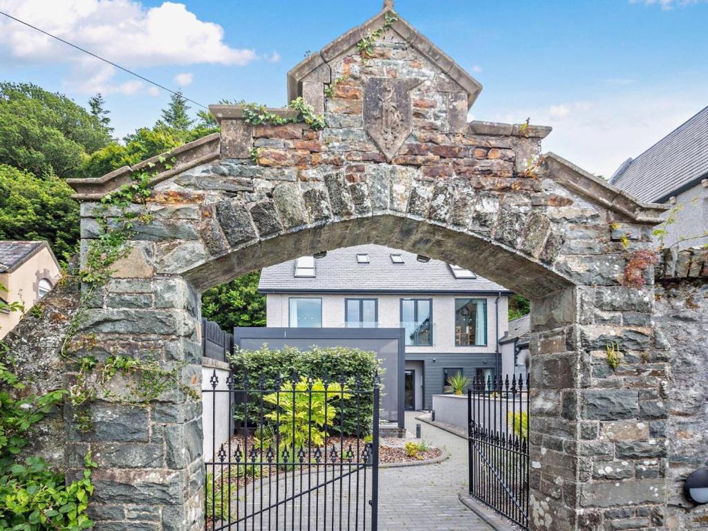 an old stone archway in front of a house at 4 Bed in Talsarnau oc-96164 in Talsarnau