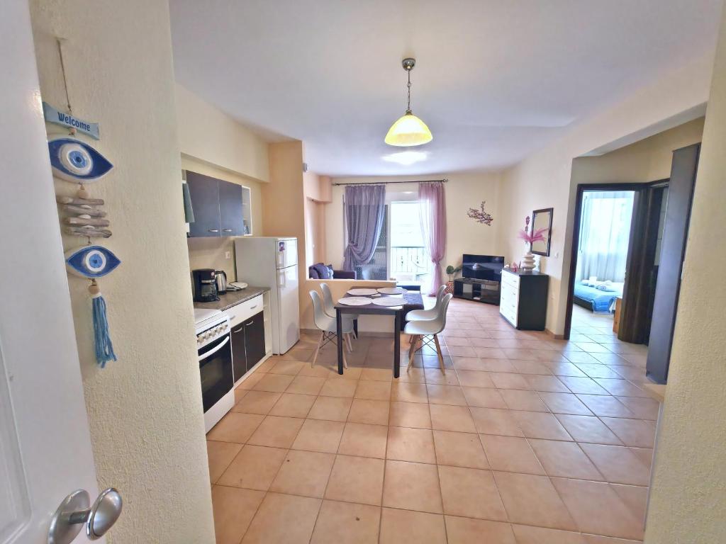 a kitchen and living room with a table and a dining room at Dalia Mare in Flogita