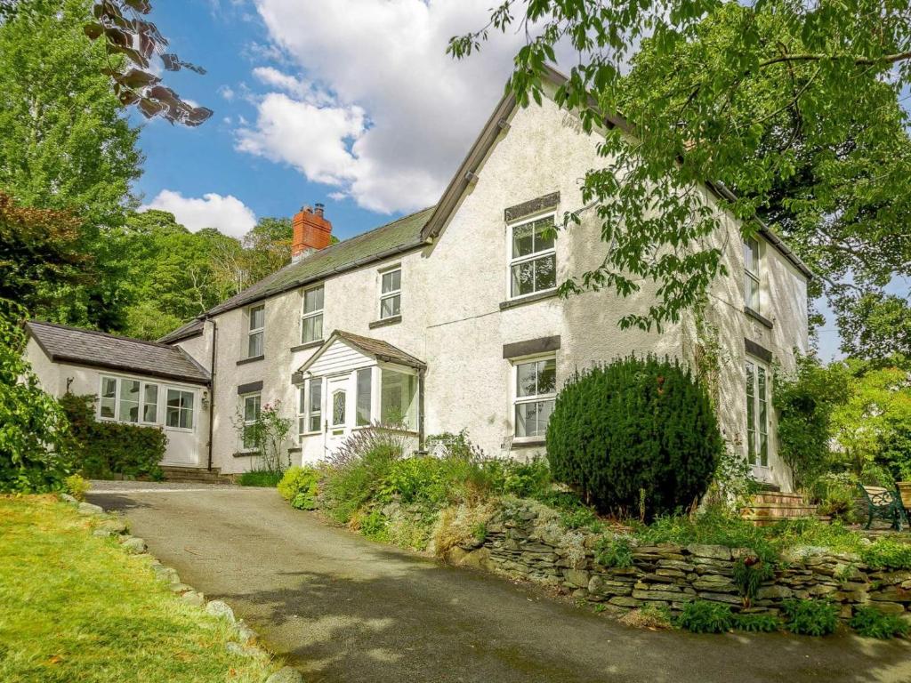 an old white house with a driveway at 4 Bed in Corwen oc-88868 in Corwen