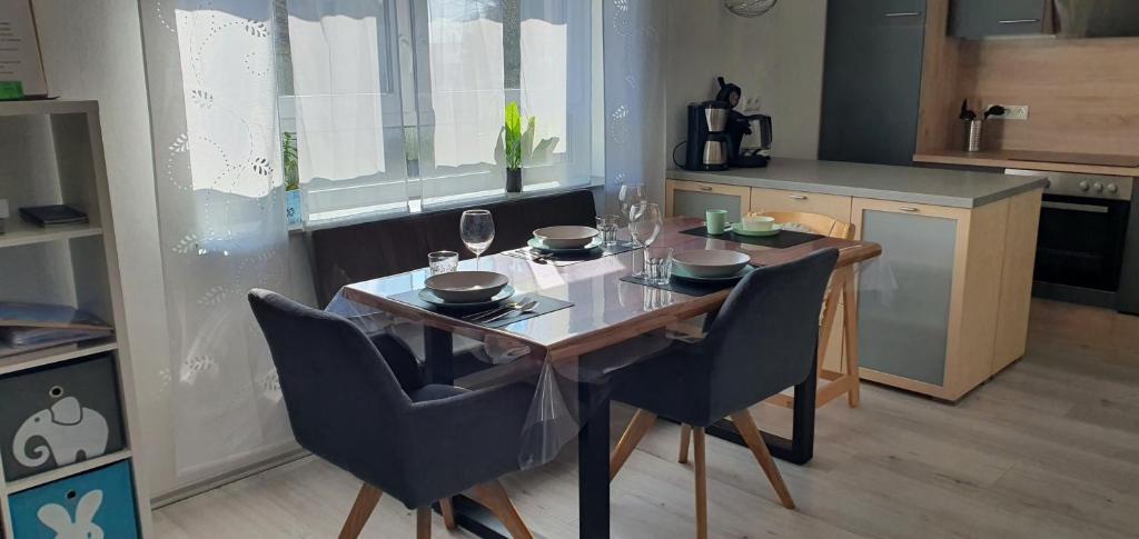 a dining room table and chairs in a kitchen at Ferienwohnung Christel und Andreas in Sulzfeld