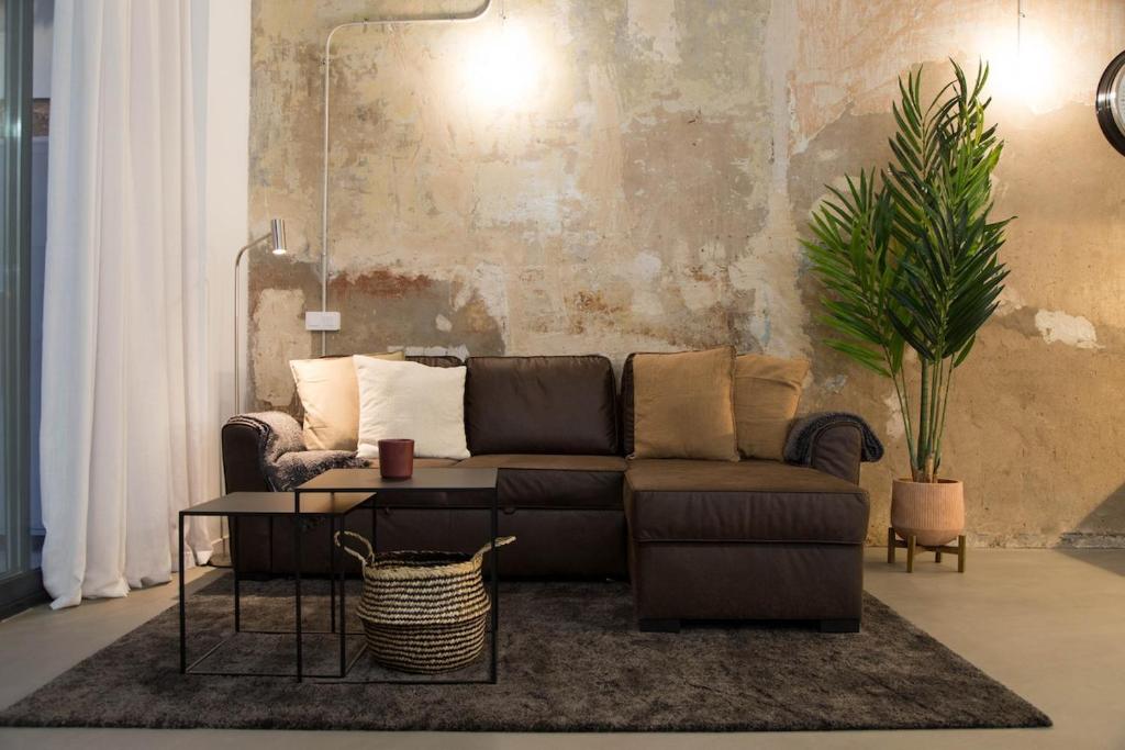 a living room with a couch and a table at Can Turia in Valencia