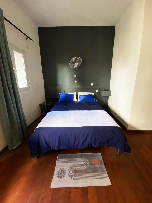 En eller flere senge i et værelse på Jiro Hôtel