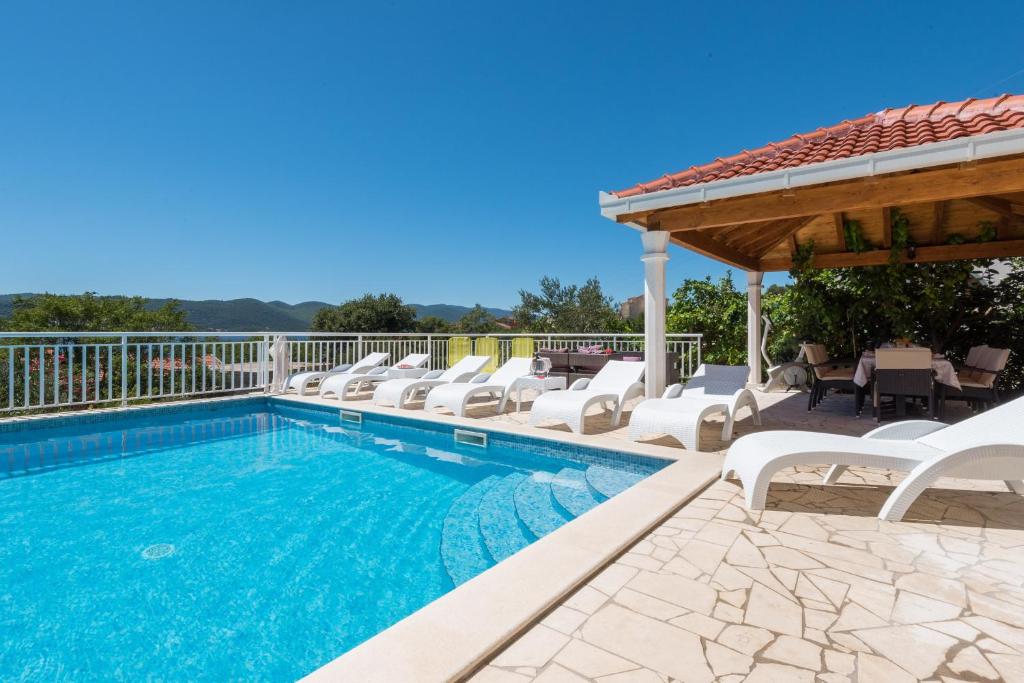 Bazén v ubytování Holiday Villa Perna nebo v jeho okolí